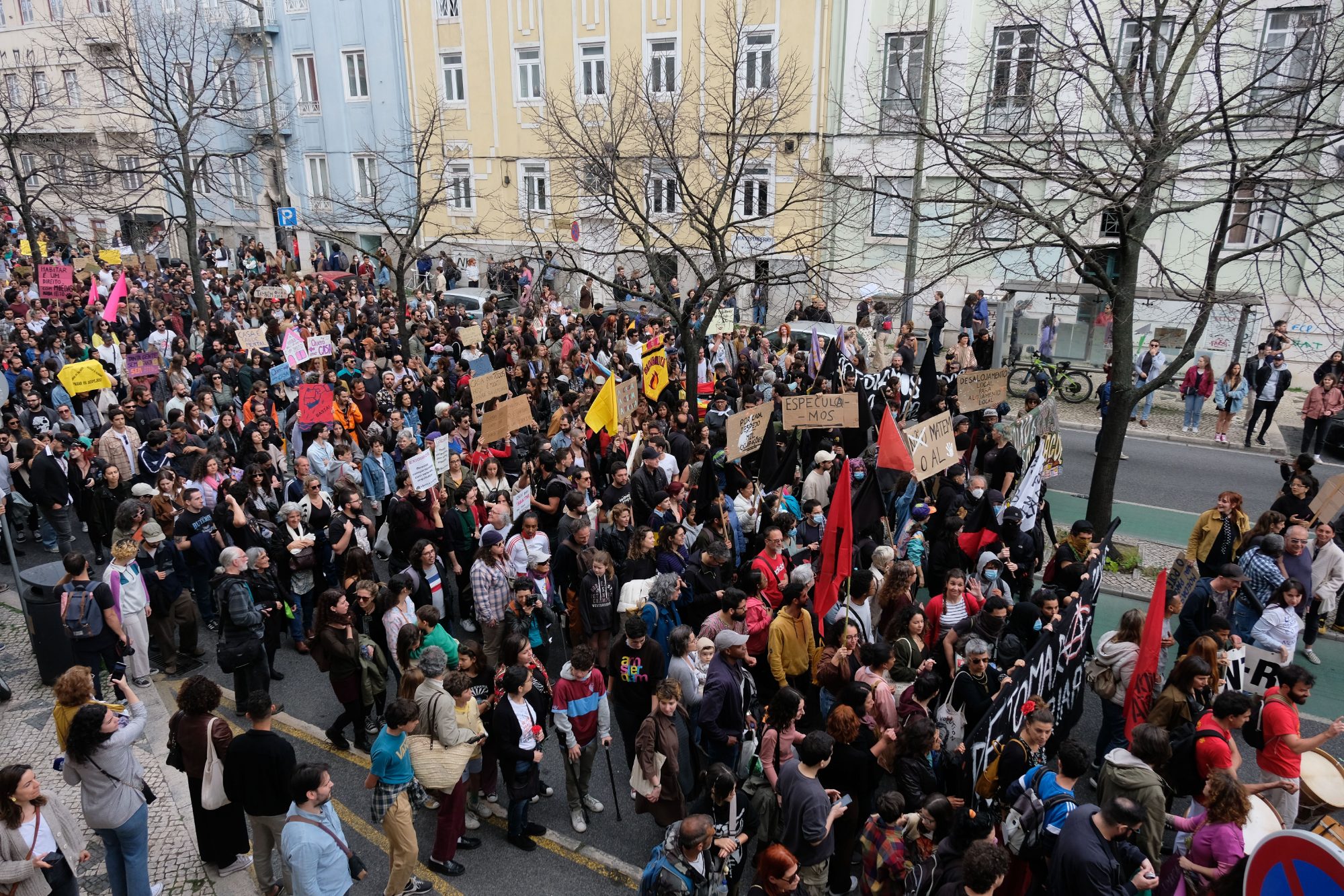 Corteo di manifestanti in una via cittadina